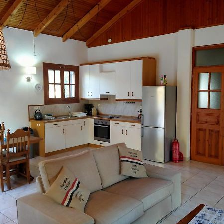 Bungalow Gialova Buitenkant foto