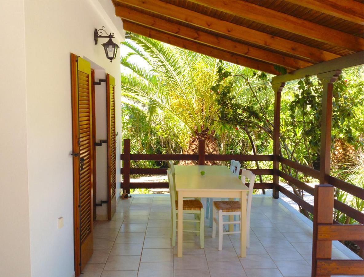 Bungalow Gialova Buitenkant foto