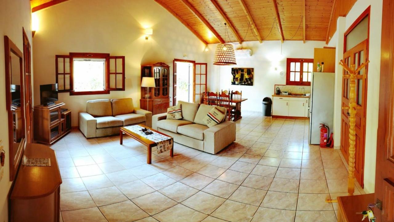 Bungalow Gialova Buitenkant foto