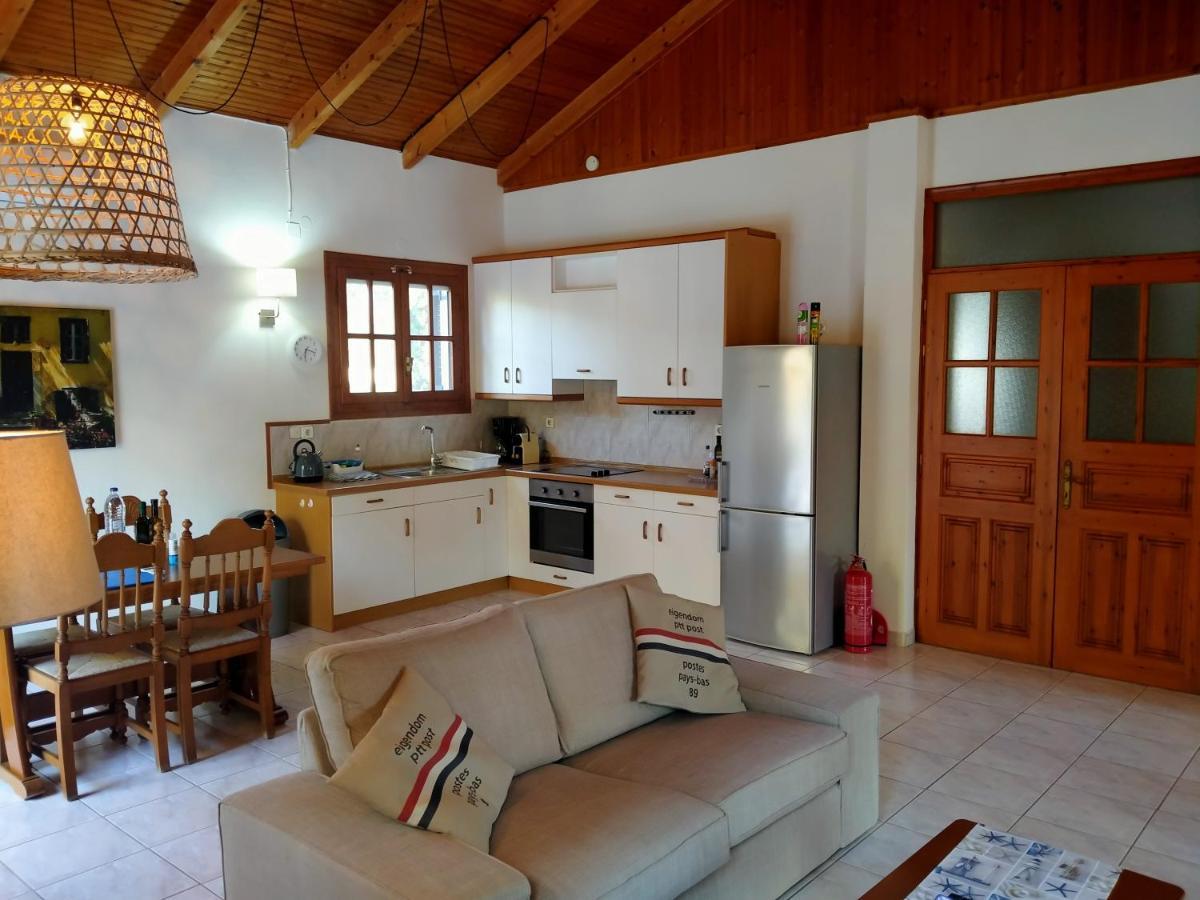 Bungalow Gialova Buitenkant foto