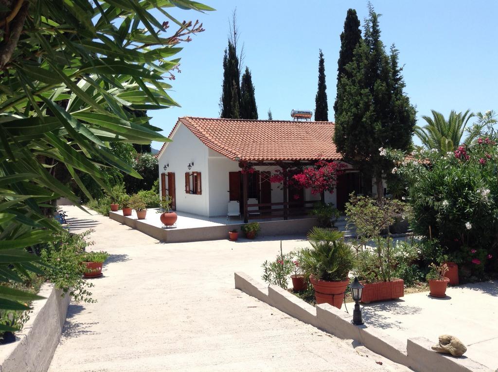 Bungalow Gialova Buitenkant foto